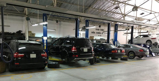 Những ngày giáp Tết, số lượng xe mang đến bảo hành, bảo dưỡng, sửa chữa tăng vọt, gấp 2 lần so với ngày thường.
