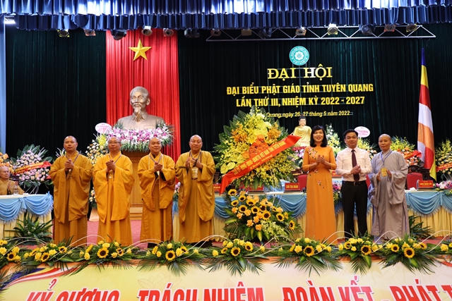 Những lẵng hoa tươi thắm của Đại biểu chúc mừng đại hội.