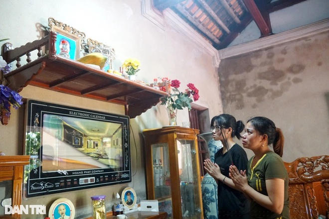 Chỉ trong vòng một năm Thùy Linh mất cả cha lẫn mẹ, trở thành nữ sinh mồ côi (Ảnh: Thanh Tùng).