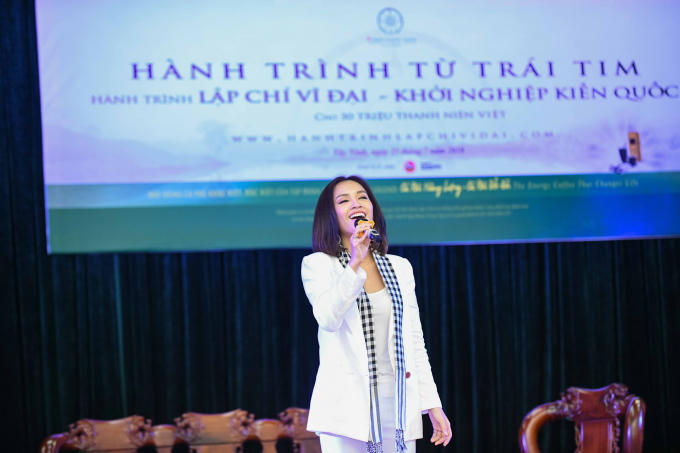 5 mỹ nhân Việt xinh đẹp nổi bật trong vòng vây các chiến sĩ Tây Ninh