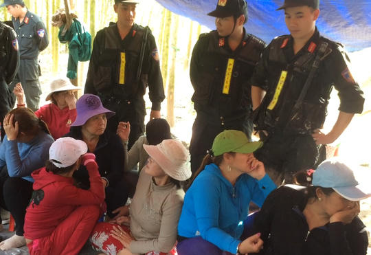 Các đối tượng đánh bạc bị lực lượng chức năng khống chế.