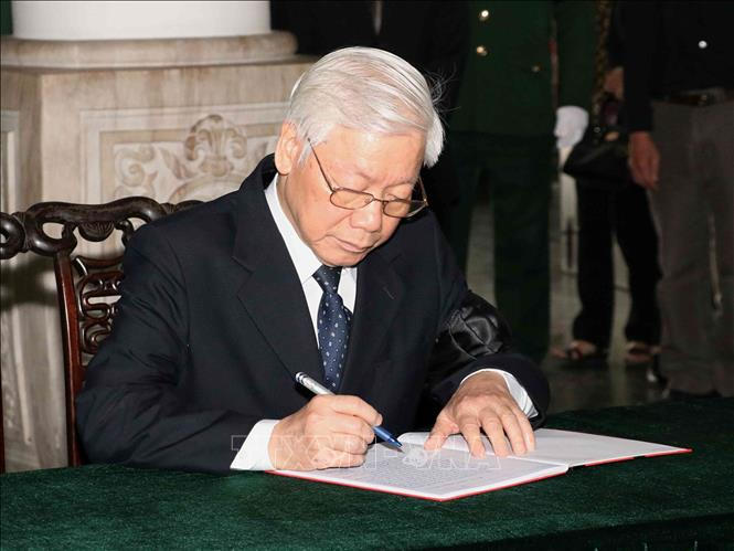 Tổng Bí thư, Chủ tịch nước Nguyễn Phú Trọng viết sổ tang.