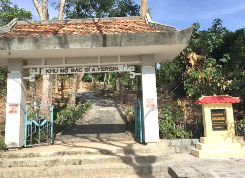 Quần thể mộ Yersin ở Suối Dầu ( Nha Trang) 