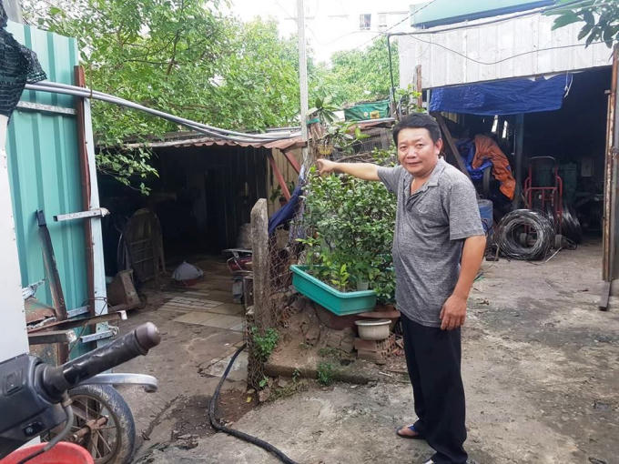 Ông Dư trước căn nhà tạm bợ của mình với 8 nhân khẩu, đứng trước nguy cơ bị cưỡng chế.