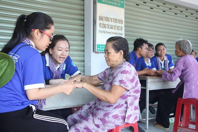 Xúc động sinh viên trường Y chăm sóc sức khỏe cho người cao tuổi