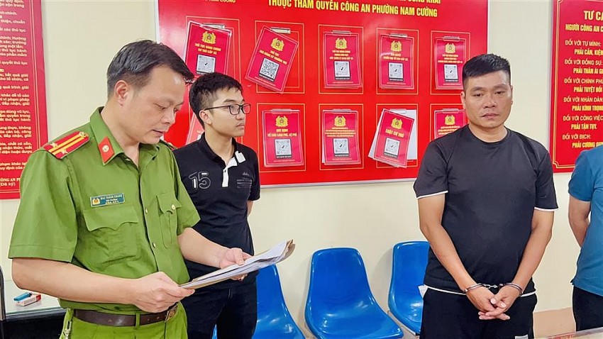 Cơ quan Cảnh sát điều tra thi hành lệnh giữ người trong trường hợp khẩn cấp đối với Trần Việt Cường để điều tra về hành vi "Cưỡng đoạt tài sản". Ảnh: Công an Lào Cai.