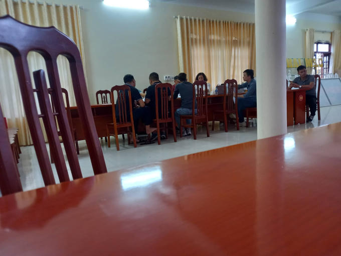 Chiều ngày 29/9, nhiều người dân đến UBND thị trấn Cẩm Giang để mua hồ sơ đấu giá đất.