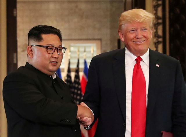 Tổng thống Mỹ Donald Trump và Chủ tịch Triều Tiên Kim Jong-un tại hội nghị thượng đỉnh đầu ở Singapore hồi tháng 6/2018.