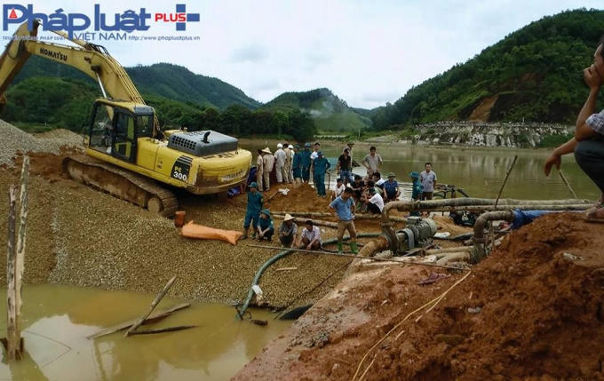 Tăng cường máy bơm hút nước cứu hộ (Ảnh cắt từ clip Tiến Vũ)