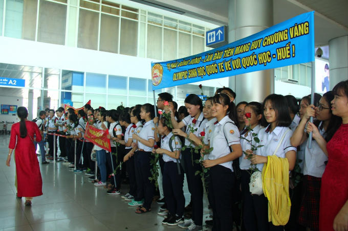 Hơn 120 em học sinh cùng các thầy cô giáo Trường chuyên Quốc học có mặt từ rất sớm để đón em Trương Đông Hưng từ sân bay Phú Bài.