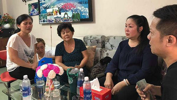 Gia đình nghệ sĩ Anh Vũ rơi nước mắt khi nhận tiền quyên góp.