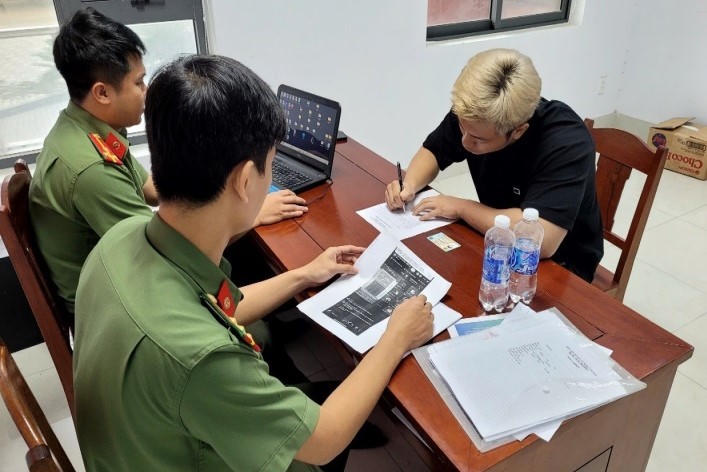 Công an làm việc với nam thanh niên về những nội dung bình luận trên mạng xã hội (Ảnh: Công an Đà Nẵng).