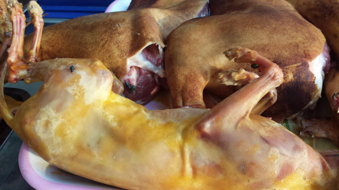 Các lại thịt này không được bảo quản ở nhiệt độ đảm bảo, không có tủ kính, ruồi bâu, bám bụi tiềm ẩn nguy cơ mất an toàn vệ sinh thực phẩm.