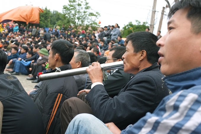 Có người còn nhiệt tình vác theo cả...điếu cày đi cổ vũ