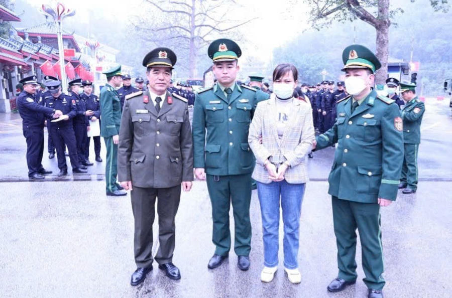 Đối tượng Lê Thị Hương (giữa) bị bắt tại cửa khẩu quốc tế Hữu Nghị.