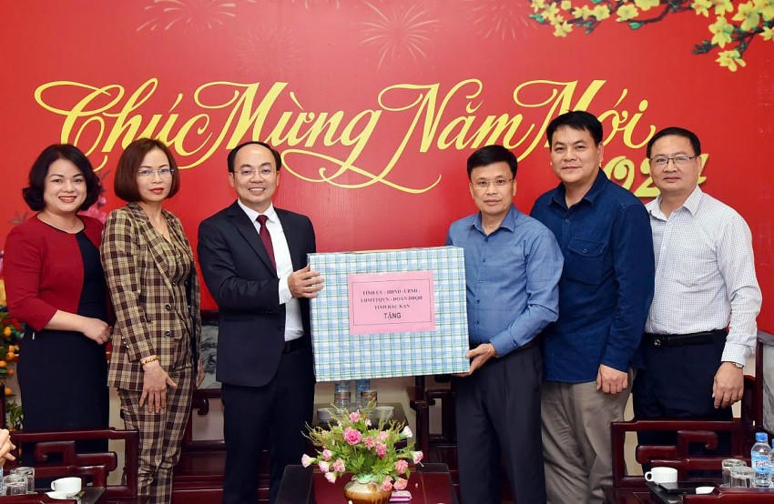 Chủ tịch UBND tỉnh Bắc Kạn Nguyễn Đăng Bình thăm và động viên cán bộ, phóng viên, BTV Đài TH&PT Bắc Kạn.