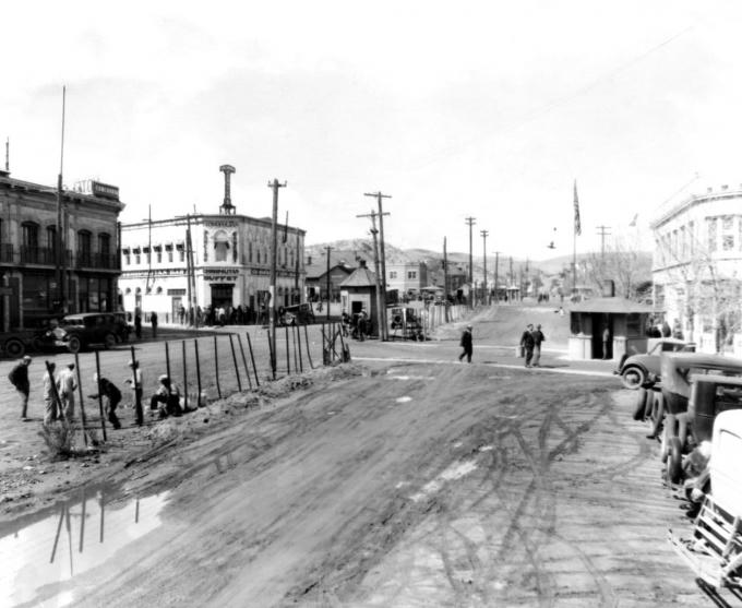 Phố International năm 1929 với đường biên giới được dựng lên ở trung tâm phân chia khu vực Nogales ở Arizona và Nogales ở Mexico. Ảnh: AP.