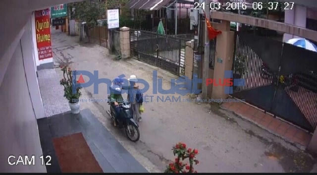 Mặc dù không quen biết nhưng người phụ nữ đã dừng lại trò chuyện rồi sờ soạng lên người cụ Chiện. (Ảnh cắt từ Camera)