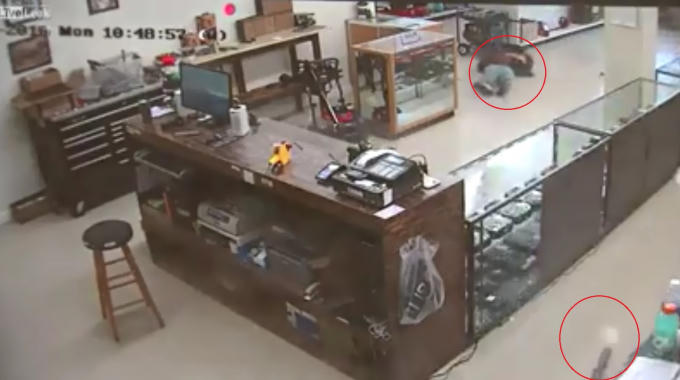 T&ecirc;n cướp bị nh&acirc;n vi&ecirc;n cửa h&agrave;ng bắt chết ngay tại chỗ, t&ecirc;n c&ograve;n lại vội v&atilde; th&aacute;o chạy.