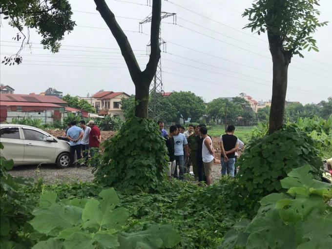 Công an đang tiến hành khám nghiệm hiện trường, nơi xảy ra sự việc.
