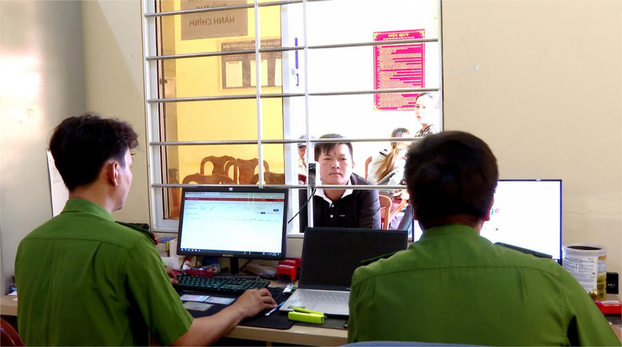 Cán bộ, chiến sĩ Công an xã Phong Thạnh giải quyết thủ tục hành chính cho người dân.