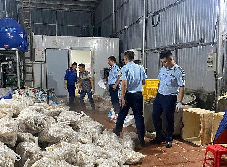 Lực lượng chức năng khám và tạm giữ hàng hóa vi phạm