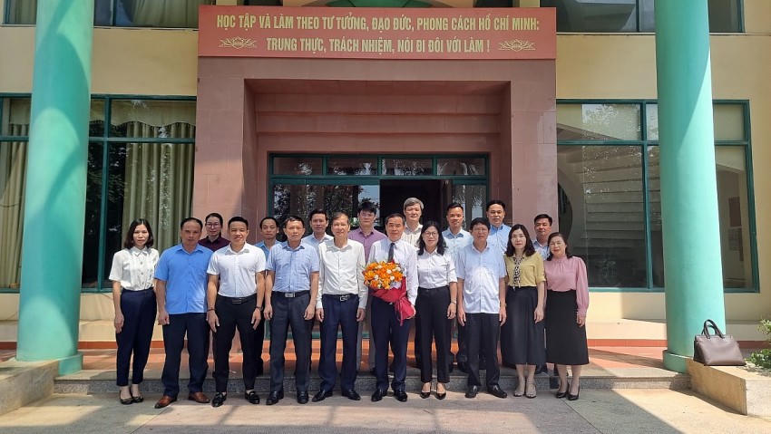 Cán bộ, nhân viên Sở Sở Nông nghiệp và Phát triển nông thôn Tuyên Quang tặng hoa chúc mừng.