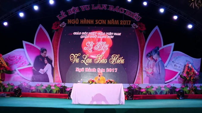 Thượng tọa Thích Huệ Hưng (Chùa Quan Thế Âm Đà Nẵng) thuyết pháp về ý nghĩa của Vu Lan và đạo hiếu.