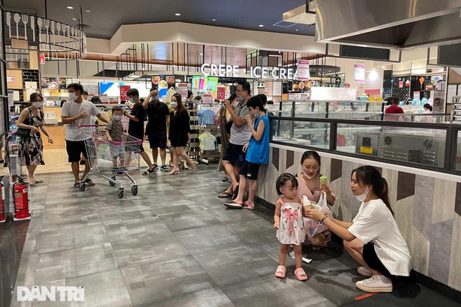 Nhiều bạn trẻ chia sẻ rằng mình ý thức được việc tập trung đông người là vi phạm các quy định phòng dịch của TP Hà Nội nhưng vẫn đi chơi Trung thu.