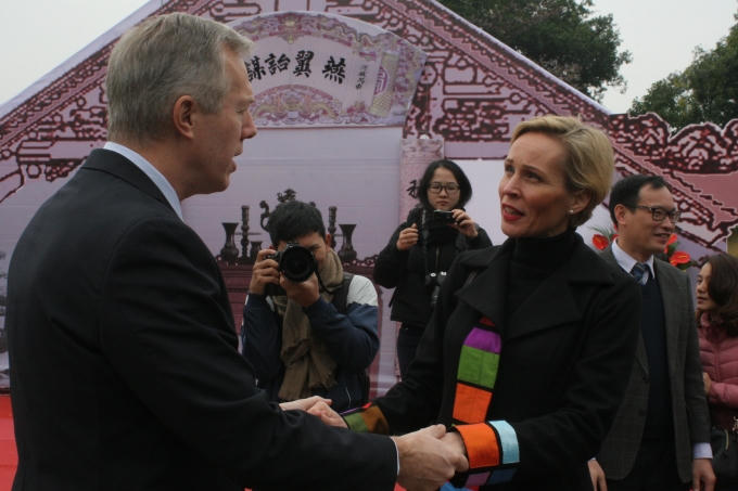 Cuộc gặp gỡ giữa Đại sứ qu&aacute;n Mỹ v&agrave; Đại sứ qu&aacute;n Thụy Điển tại Văn Miếu trước giờ Đại sứ qu&aacute;n Mỹ khai b&uacute;t.