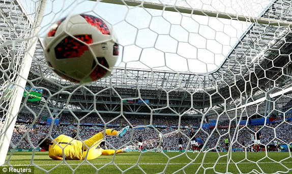 Di Maria gỡ hòa cho Argentina với cú sút xa đẹp mắt. (Ảnh: Reuters)