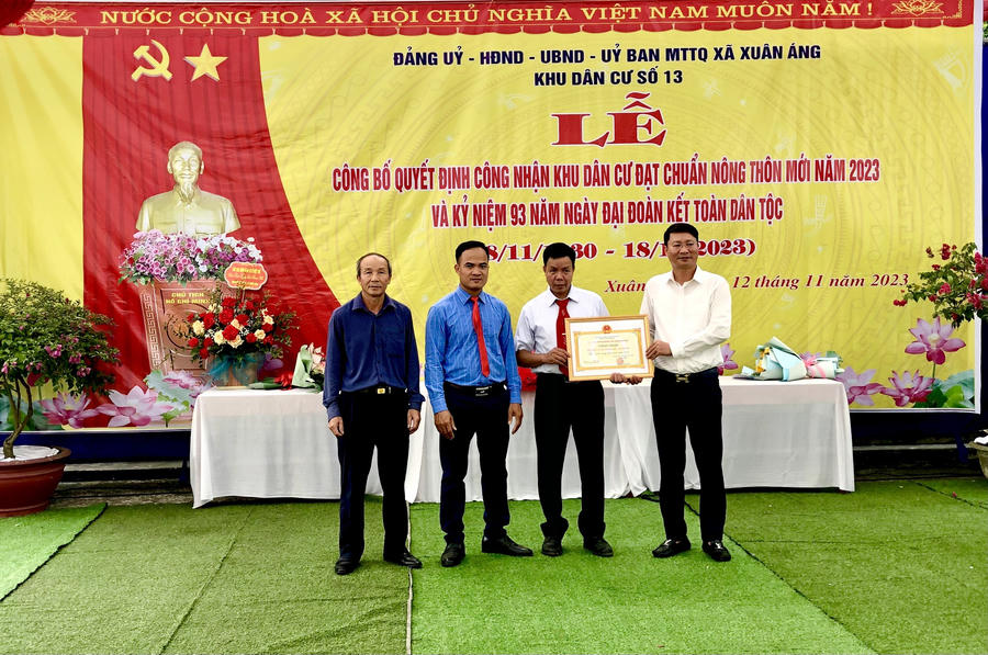 Đồng chí Ngô Anh Vũ - Ủy viên BTV Huyện ủy, Phó Chủ tịch UBND huyện đã trao quyết định công nhận khu nông thôn mới cho khu 13, xã Xuân Áng