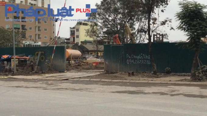 Công trường không có biển tên dự án.