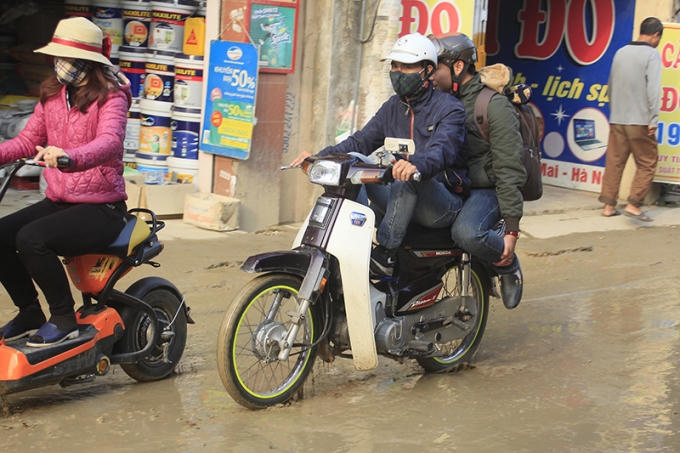 Đi qua đoạn đường này nhiều người phải vừa đi vừa co chân như thế này