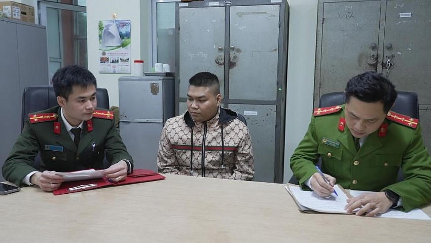 Công an tỉnh Cao Bằng làm các thủ tục tiếp nhận ra đầu thú đối vơi Lưu Văn Sơn.
(Ảnh: Công an Cao Bằng)