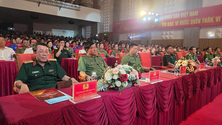 Đại biểu tham dự khai mạc Hội diễn.