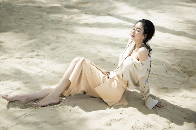 Hà Thu cũng chọn cách trang điểm nhẹ nhàng, khai thác tối đa vẻ đẹp cá tính nhưng không thiếu sức hút dịu dàng để tạo nên những shoot hình căng tràn sức sống.