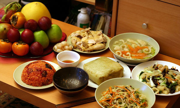 Trẻ nhỏ nên ăn nhiều rau xanh, trái cây, hạn chế ăn đồ ngọt.