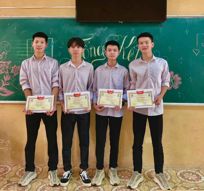 A1: Lý Văn Hoan (thứ 2 từ trái sang) trong ngày tổng kết năm học.