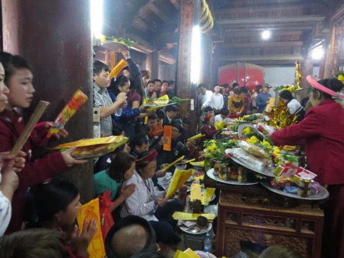 Du khách chen chúc nhau khấn vái trong chính điện.