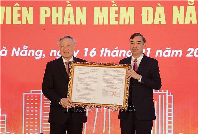 Phó Thủ tướng Thường trực Nguyễn Hòa Bình trao quyết định của Thủ tướng Chính phủ về mở rộng Khu công nghệ thông tin tập trung Công viên phần mềm Đà Nẵng số 2 (Ảnh:TTXVN)