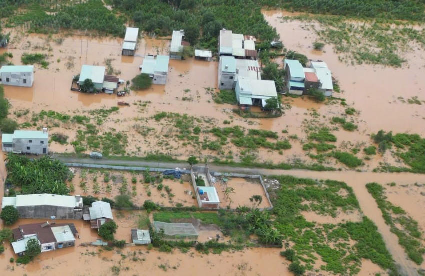 Mưa lũ gây ngập khu dân cư ven sông Buông.