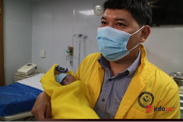 Anh Đông rưng rưng khi bế con trên tay