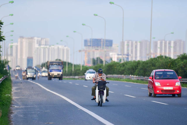 Một trường hợp đi trái phép vào đường dành riêng cho ô tô, vừa lái xe vừa xem điện thoại.