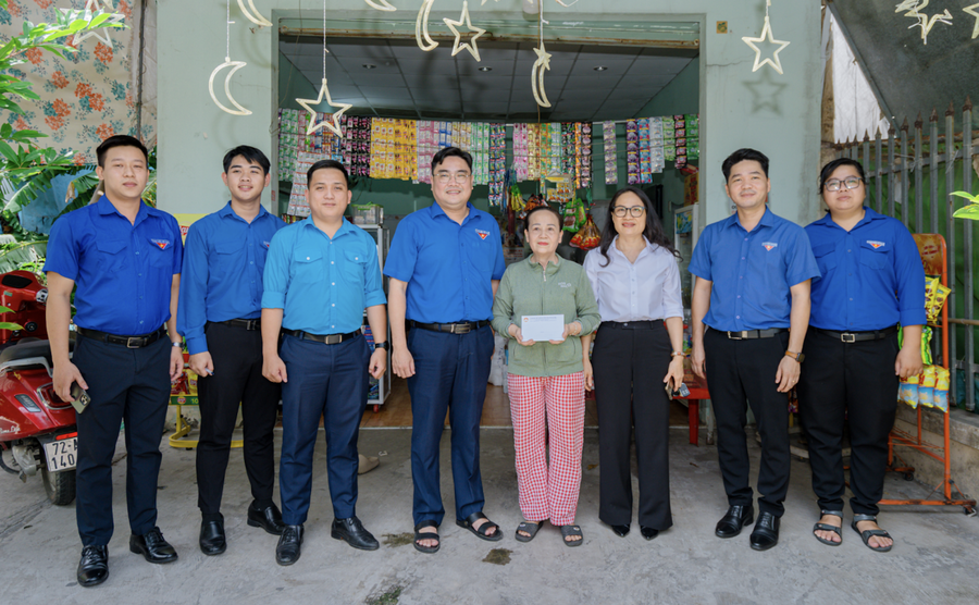 Đoàn công tác trao hỗ trợ cho người dân.