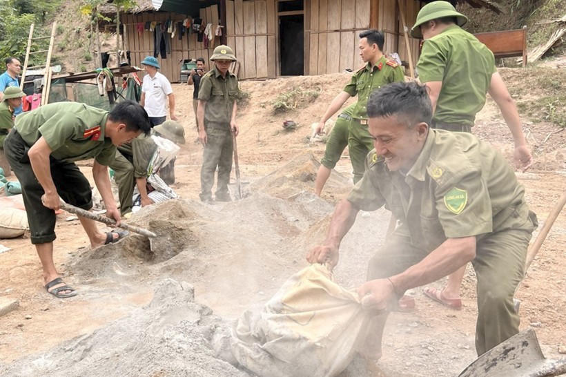 Huy động tổng lực nhiều đơn vị xây dựng nhà ở cho hộ nghèo.