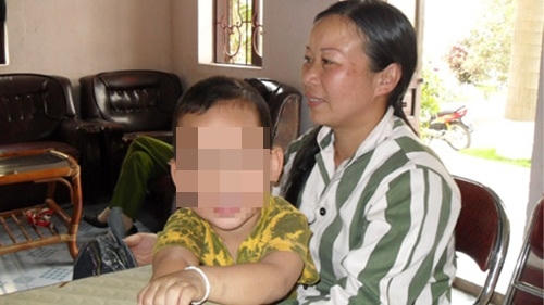 Nguyễn Thị Oanh và cậu con trai.