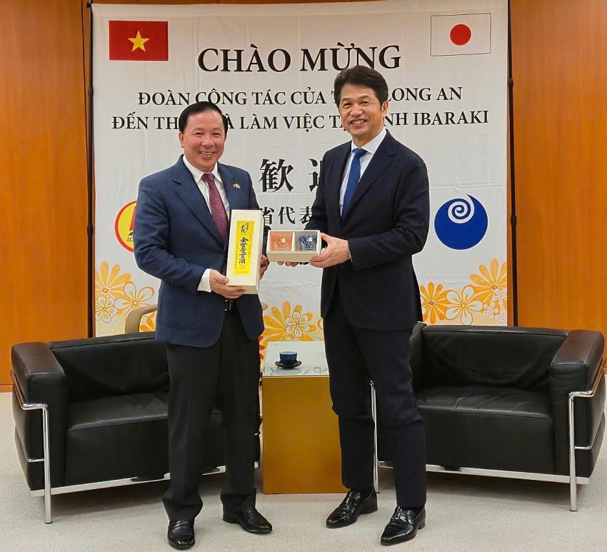 Chủ tịch UBND tỉnh Long An Nguyễn Văn Út và Thống đốc Ibaraki Kazuhiko Oigawa