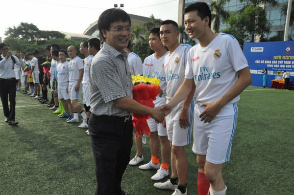 &Ocirc;ng Hồ Minh Chiến - Trưởng BTC giải ch&uacute;c mừng 2 đội. (Ảnh: BTC)