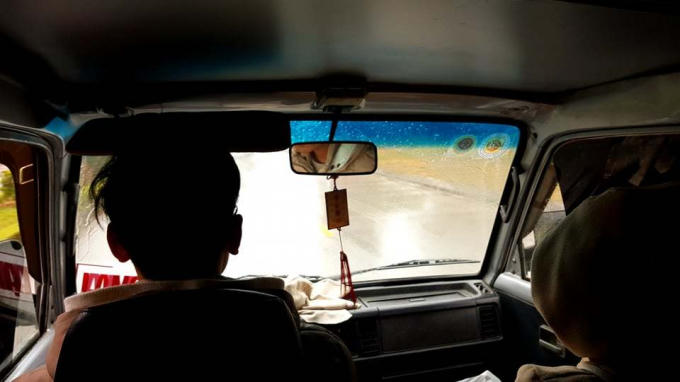 Đường mưa trơn trượt nhưng tài xế vẫn phóng với tốc độ khá lớn.